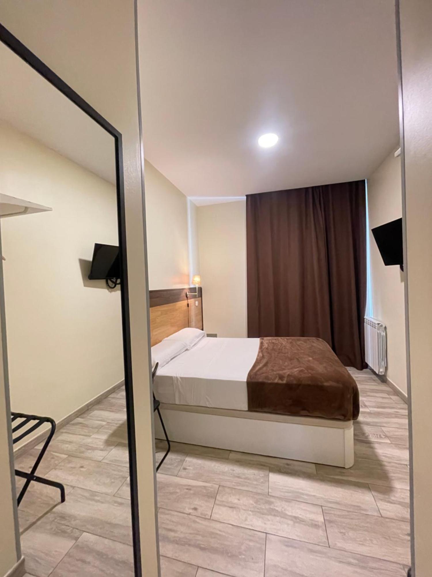 Hostal Oliver Madrid Bagian luar foto