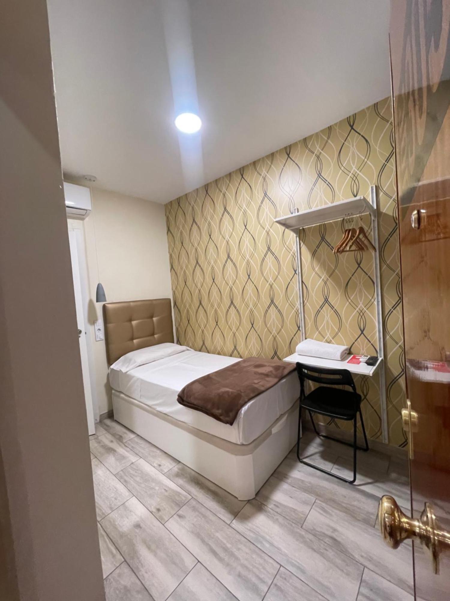 Hostal Oliver Madrid Bagian luar foto