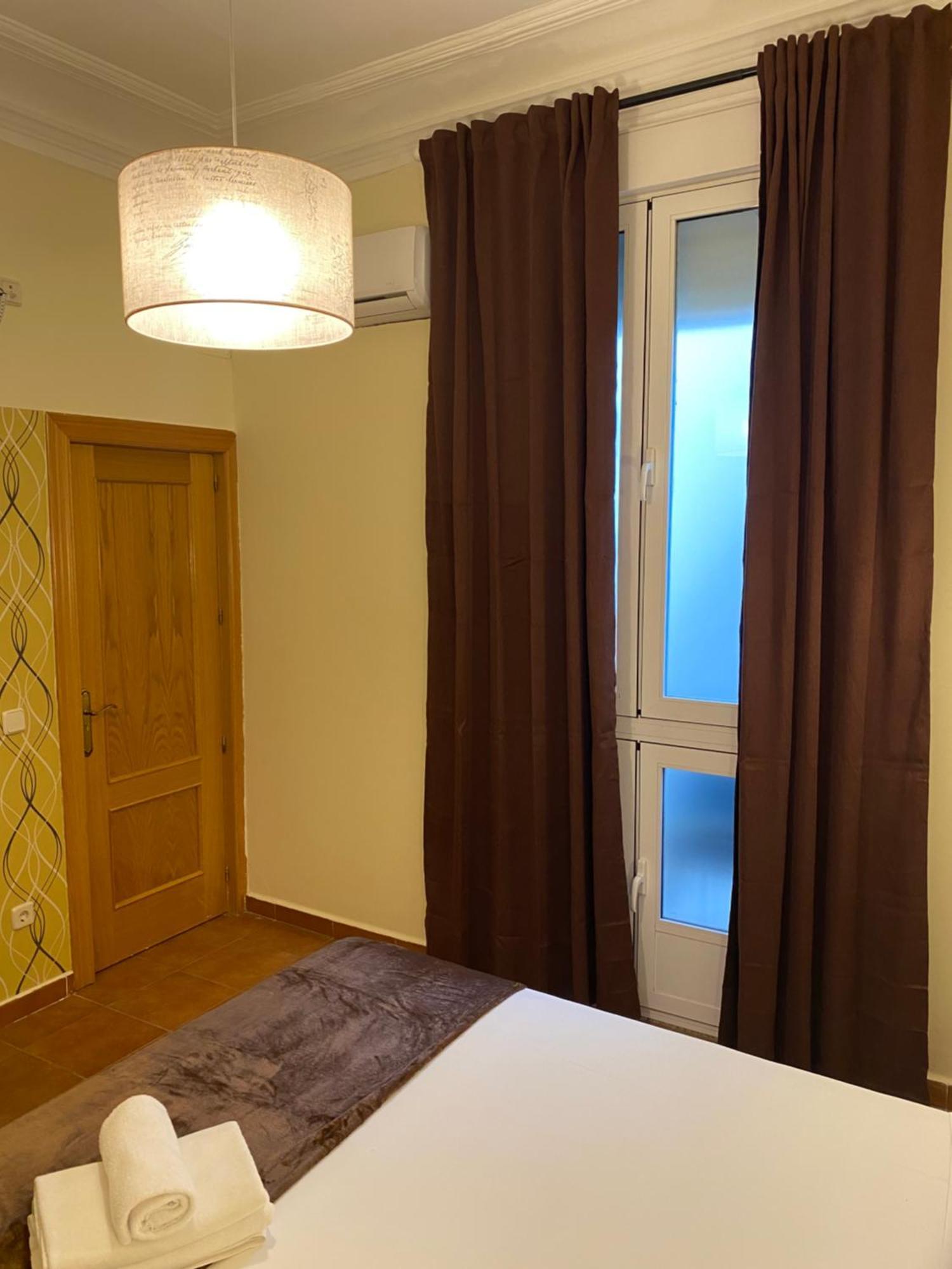Hostal Oliver Madrid Bagian luar foto