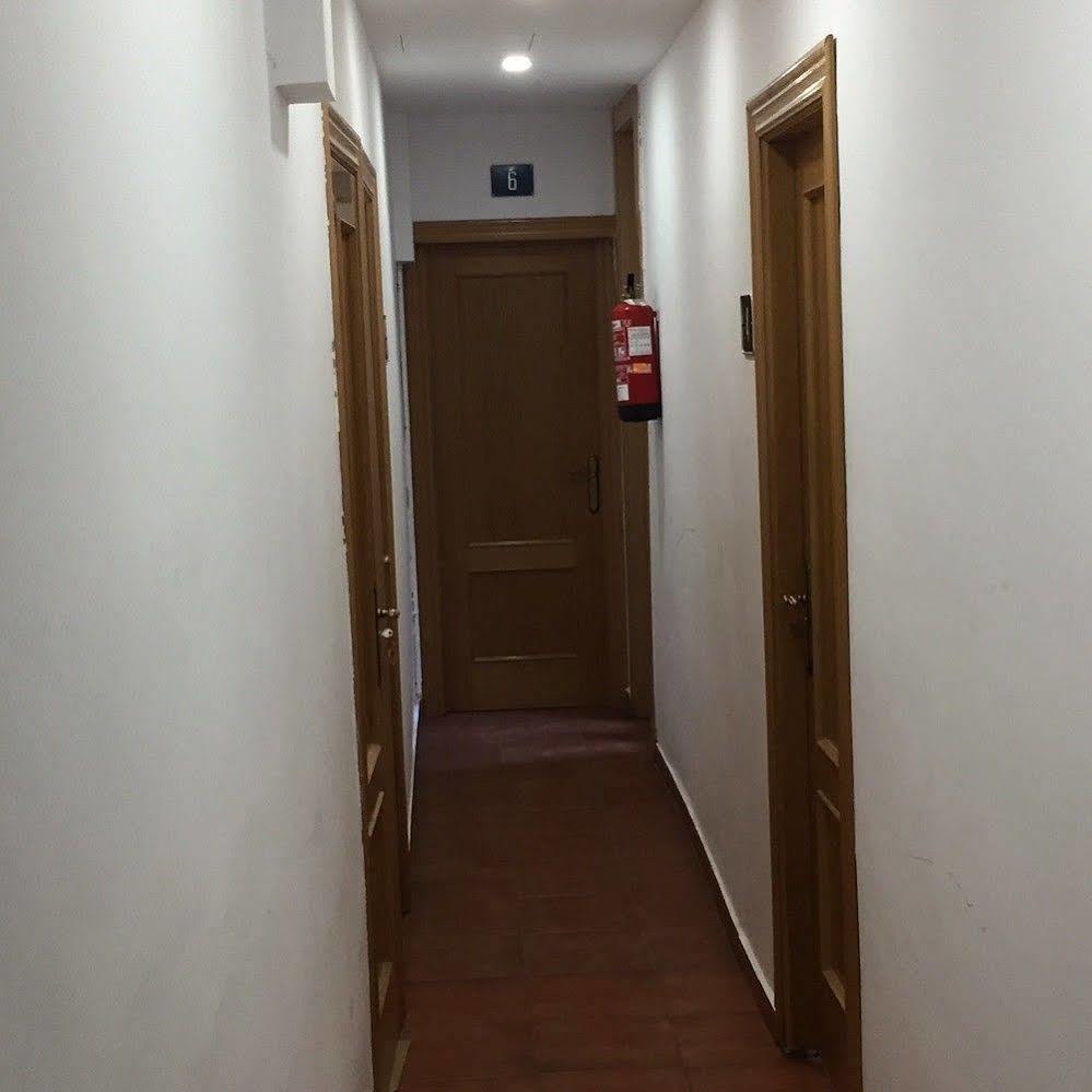 Hostal Oliver Madrid Bagian luar foto